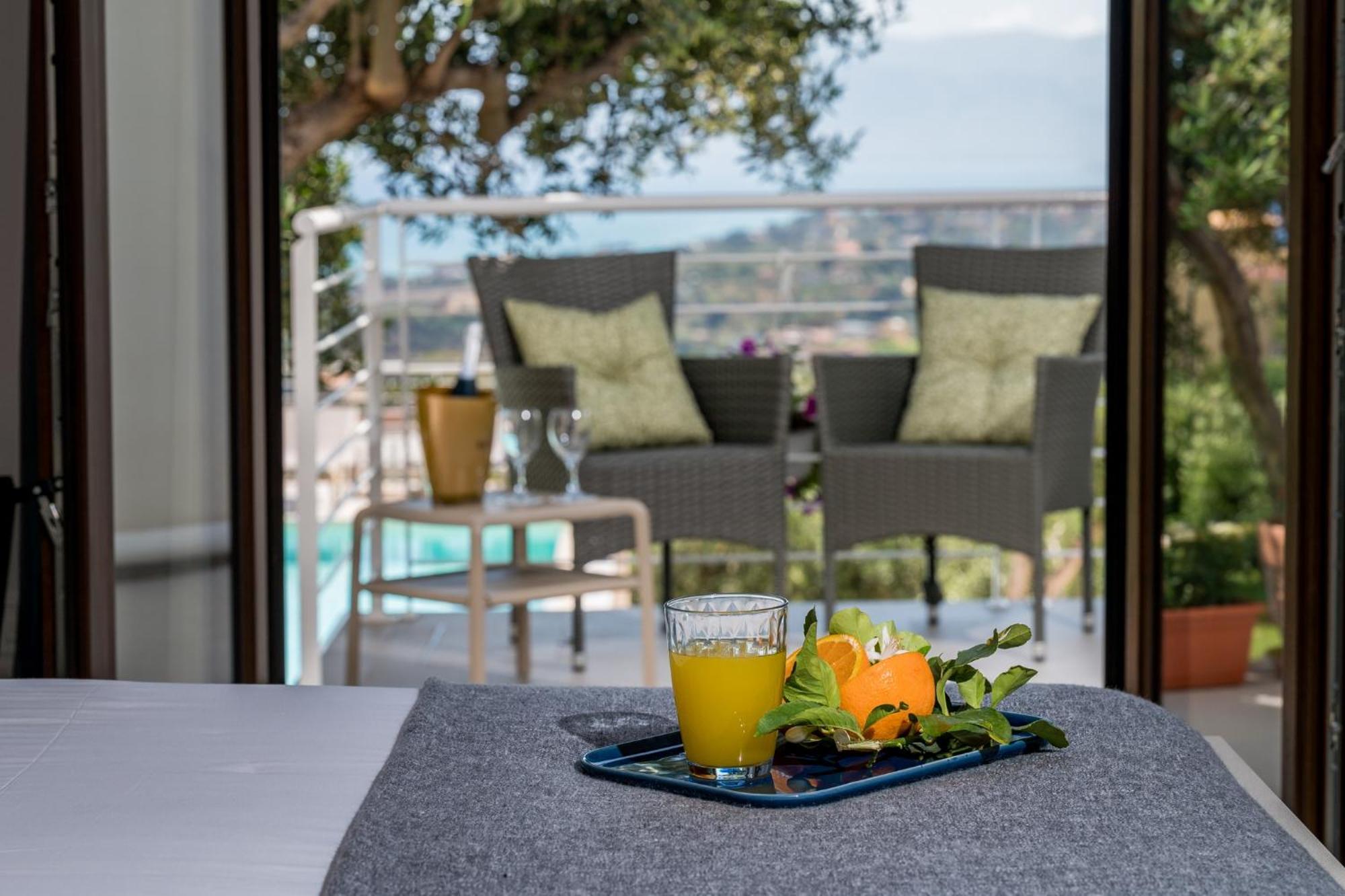 Villa Maria Con Piscina E Vista Mare 卡斯泰拉马莱 客房 照片